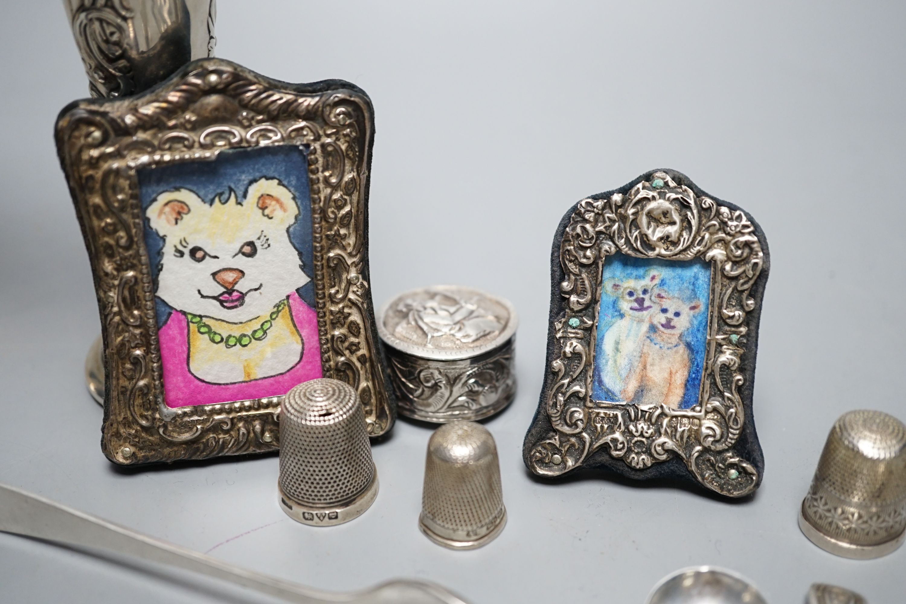 Mixed collectable silver including a pair of silver posy vases by William Comyns, 13.6cm, a George V silver and tortoiseshell trinket box, two small silver mounted photograph frames, four silver thimbles, compact, pill b